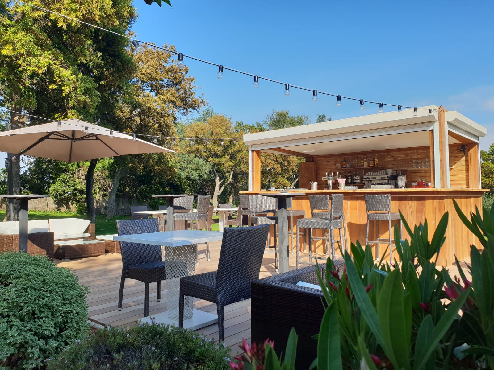 Club House Golf de Beauvallon restaurant à Grimaud Golfe de Saint Tropez bar exterieur